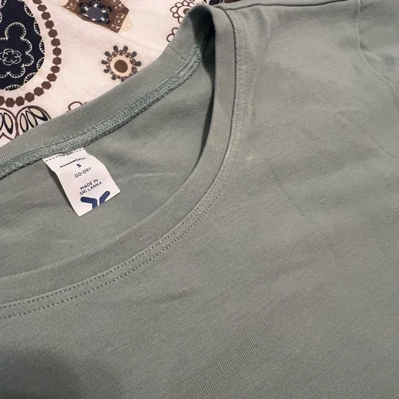 Matching Old Navy workout set size S. NWT green bike shorts, 2 longline bras - Picture 15 of 15